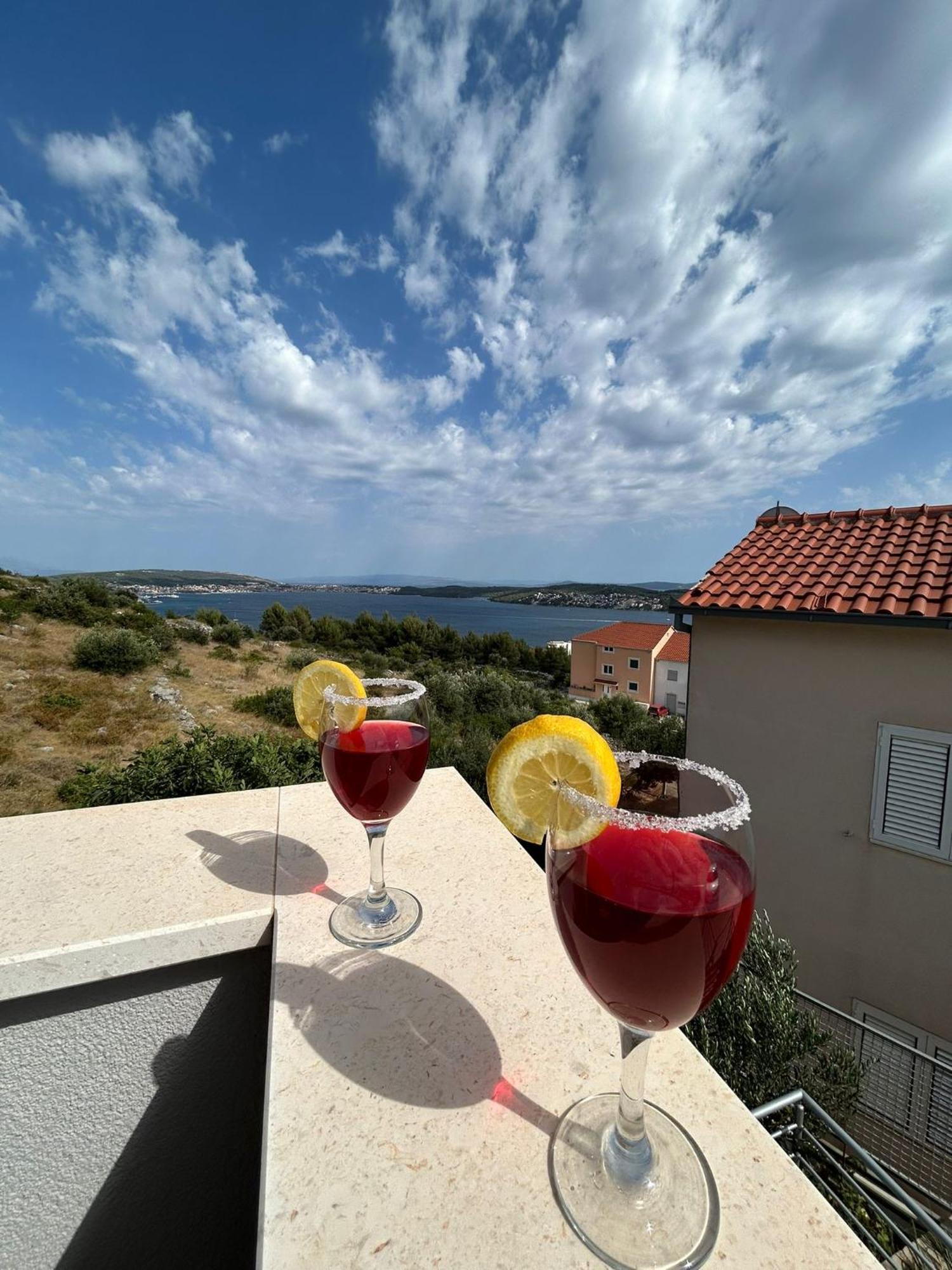Apartments Vini Donji Seget Exteriör bild